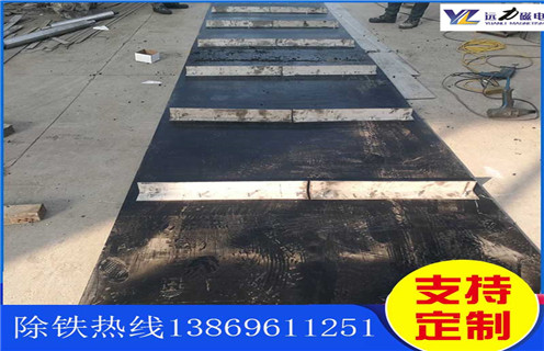 不銹鋼除鐵器皮帶廠家服務(wù)湖南皮帶懸掛式除鐵器，除鐵器卸鐵皮帶主要是安裝在各個型號的電磁、永磁自卸式除鐵器上，當(dāng)輸料皮帶上的散狀物料經(jīng)過自卸除鐵器底部時，混雜在物料中的鐵磁性雜質(zhì)在除鐵器磁芯強(qiáng)大的磁場力作用下被吸附到除鐵器卸鐵皮帶上，由不停運轉(zhuǎn)的卸鐵皮帶將吸附住的鐵雜質(zhì)刮出，卸進(jìn)集鐵箱，從而達(dá)到自動連續(xù)除鐵的目的。無需人工清理，實現(xiàn)了自動化除鐵。  一、不銹鋼除鐵器皮帶廠家服務(wù)湖南皮帶懸掛式除鐵器選型指南：  1.提供卸鐵皮帶準(zhǔn)確的帶寬、周長及厚度。  2.了解清楚所需卸鐵皮帶為一次性成型的環(huán)帶還是帶接頭式的，其次確認(rèn)卸鐵刮板為膠條一體式刮板還是不銹鋼刮板。  注：一般情況下，除鐵器生產(chǎn)廠家在生產(chǎn)除鐵器時用的是一次性成型的環(huán)帶，但用戶在后期更換時，一次性成型的環(huán)帶不方便更換及安裝，需將除鐵器大拆大卸，套上卸鐵皮帶之后，然后重新組裝，更換非常麻煩。帶接頭式的卸鐵皮帶就很大程度上解決了這一問題，省去了拆裝除鐵器的過程，只需要將皮帶安裝之后在接頭處對接即可,省時省力，結(jié)實耐用。  二、不銹鋼除鐵器皮帶廠家服務(wù)湖南皮帶懸掛式除鐵器  除鐵器接通電源后，勵磁系統(tǒng)產(chǎn)生強(qiáng)大的磁場，當(dāng)輸送機(jī)械上的散狀物料經(jīng)過除鐵器下方時，混雜在物料中的鐵磁性雜物，在除鐵器磁場力作用下被不斷吸起(鐵磁性雜物重量為0.1-25kg)，吸附在除鐵器下表面上，當(dāng)需要除去吸附在除鐵器上的鐵磁性雜物時，可將除鐵器移至集鐵箱上方，切斷勵磁電源設(shè)備磁場消失，鐵磁性雜物在重力作用下掉入集鐵箱中。